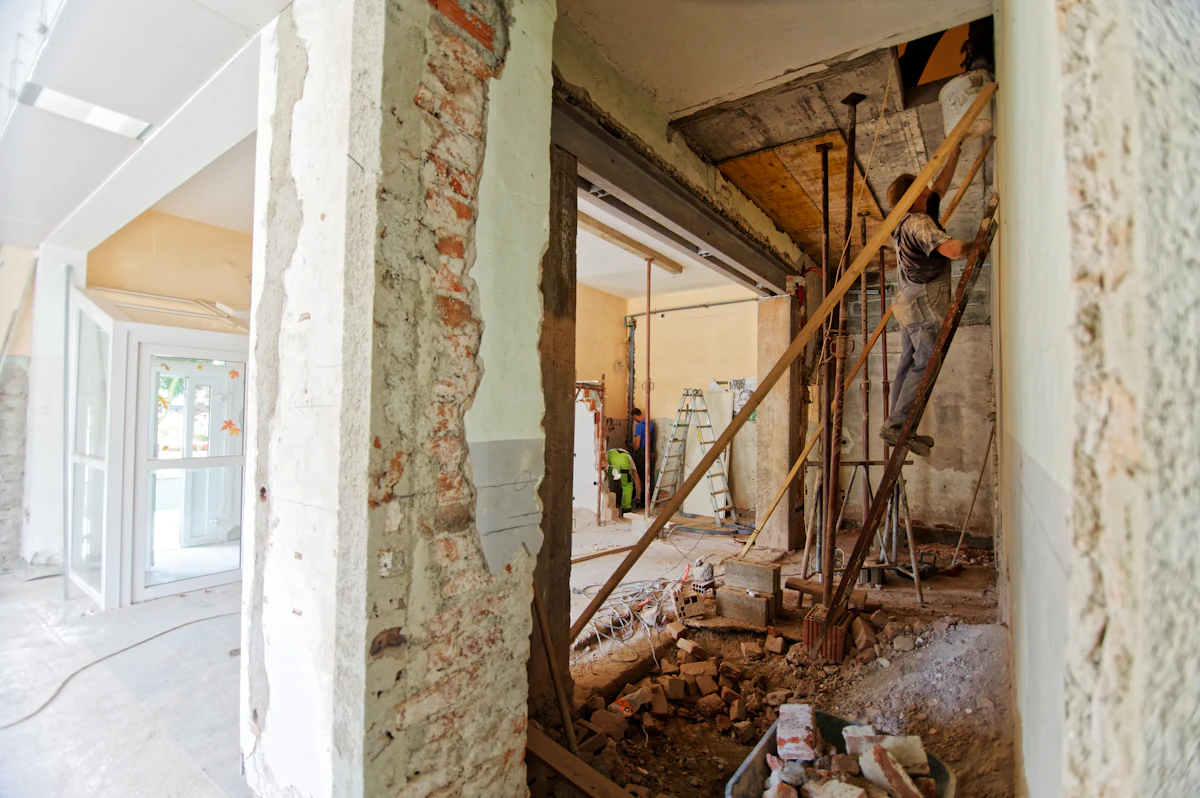 Interno durante le demolizioni con scala e macerie